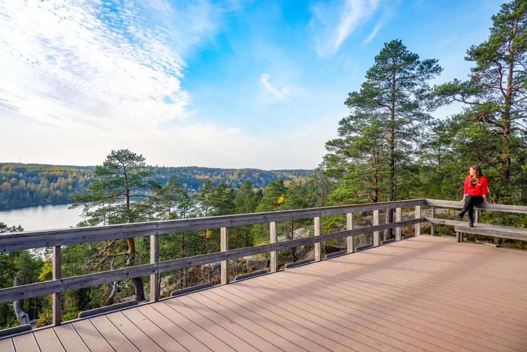 Nainen katsoo luontomaisemaa näköalapaikalla