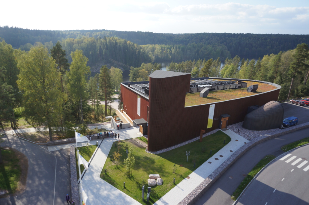 Haltia_kopterikuva_TimoHalme Iso puinen talo luonnon keskellä kesällä