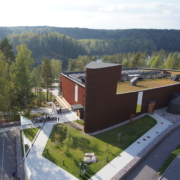 Iso puinen talo luonnon keskellä kesällä