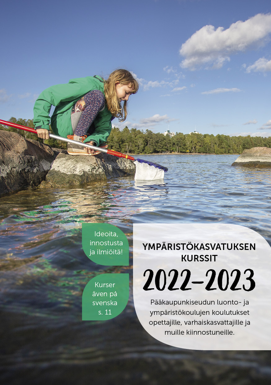 Ympäristökasvatuksen kurssikalenteri 2022-2023:n kansi. Kuvassa tyttö käyttää haavia merenrannalla.