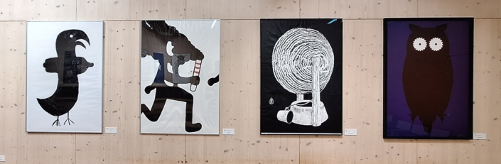 Ympäristöaiheisia julisteita seinällä