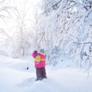 Lapsi talvisessa luonnossa