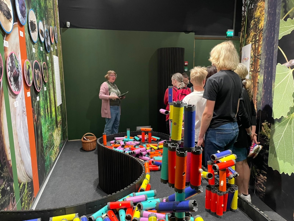 Opastusta_Metsä_palaa_näyttelyssä_Haltiassa_MariaSalin Ihmisiä näyttelytilassa opastuksella