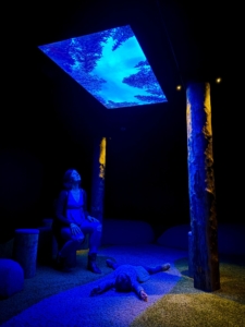 Pimeässä näyttelytilassa istutaan ja maataan, rentoudutaan