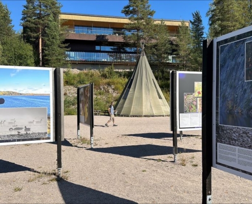 Näyttelytauluja ulkonäyttelyalueella