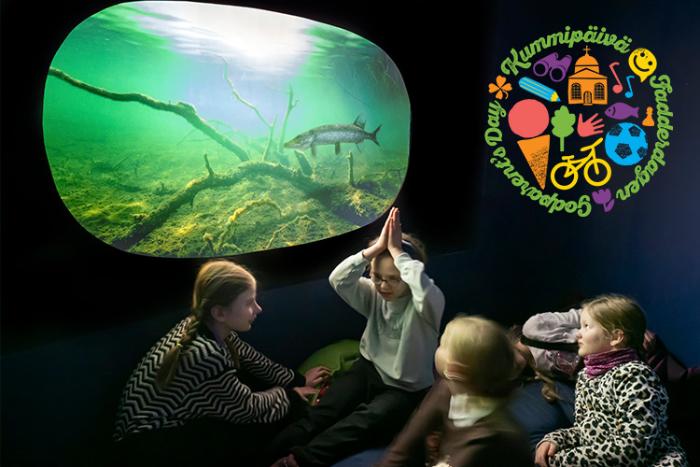 Lapset näyttelytilassa Kummipäivä-logo