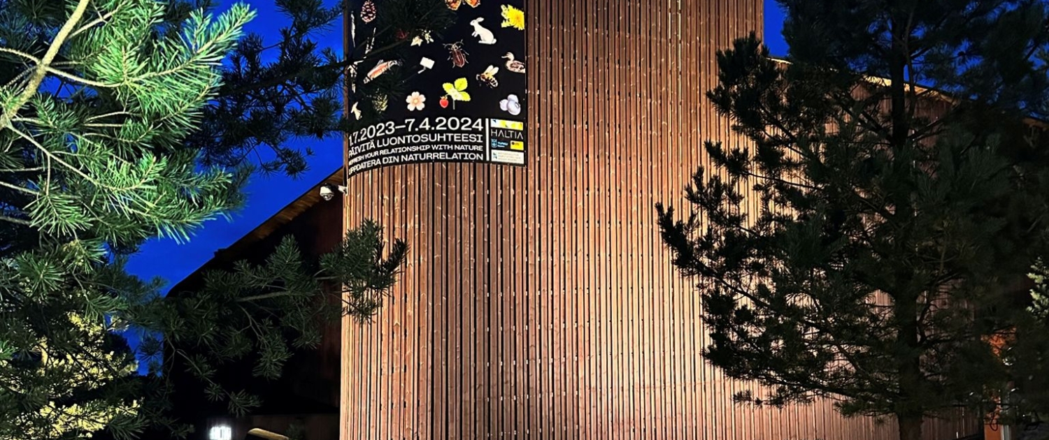 Puinen rakennus yövalossa
