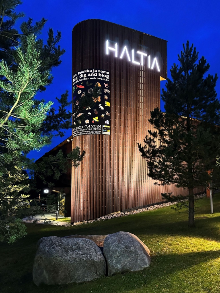 Haltian_torni_yökuva_PetriRyöppy_lores Puinen rakennus yövalossa