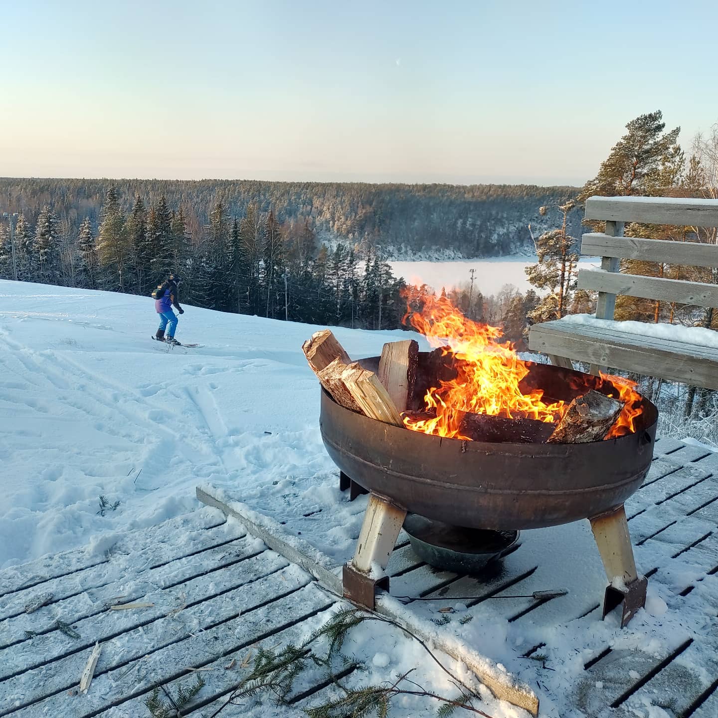 Avotuli laskettelurinteen vieressä