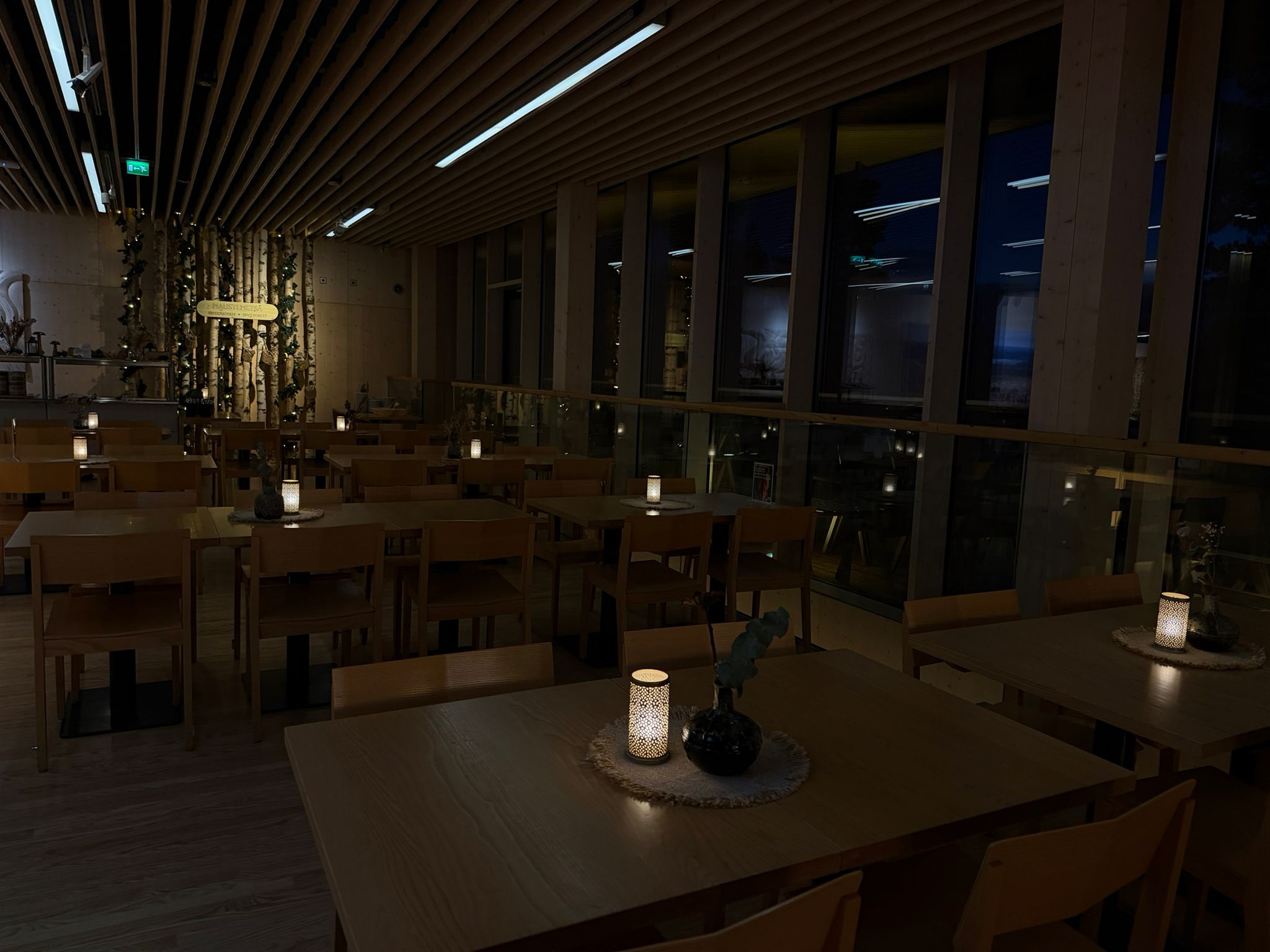 Ravintolasali pimeään aikaan valaistuna kynttilöin