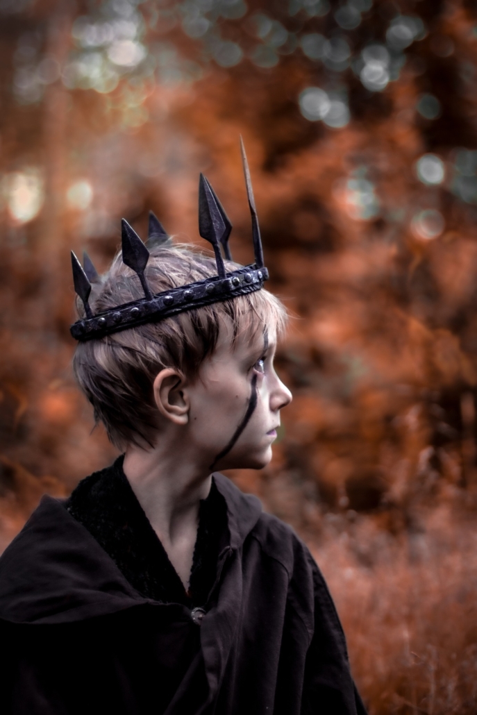 Pohjolan kruunu_KirsiVahtera Pojalla taottu kruunu päässä